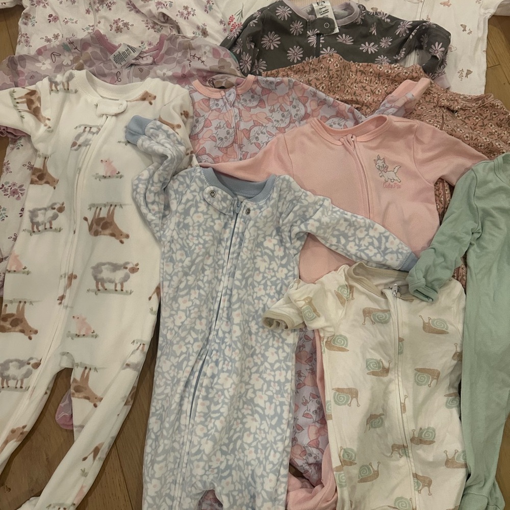 Carter’s & Gerber Baby Girl Assorted Footed Sleepers 13pcs 6-9 M, 12M